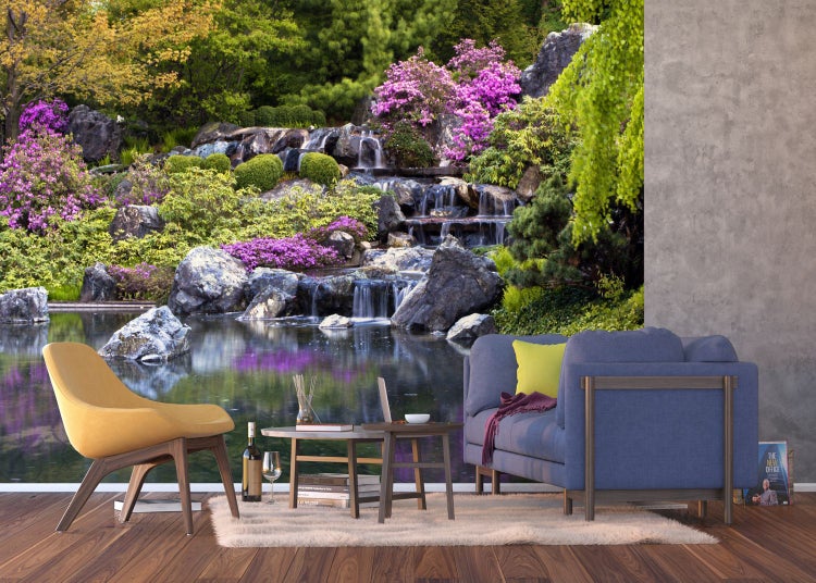 Fototapete mit Gartenlandschaft, Wasserfall, See und Wohnzimmermöbeln für eine entspannte Atmosphäre