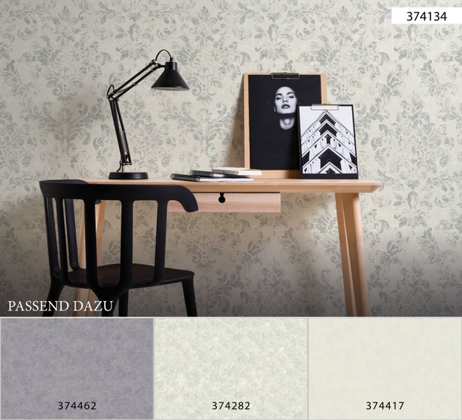 Wohnszene mit gemusterter Tapete, Schreibtisch und Stuhl