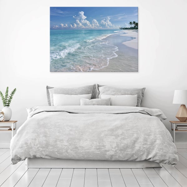 Wandbild mit Strandmotiv über einem modern eingerichteten Doppelbett in einem hellen Schlafzimmer.