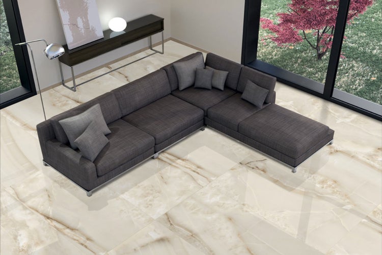 Wohnzimmer mit modularem Sofa, Stehlampe und Fliesenboden in Marmoroptik