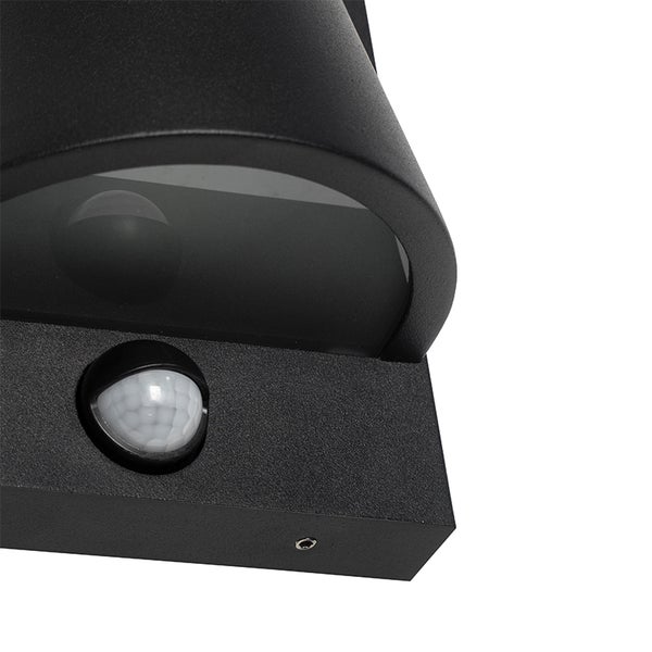 Schwarze Außenwandleuchte mit integriertem Bewegungsmelder, Metallgehäuse, moderne Beleuchtung.