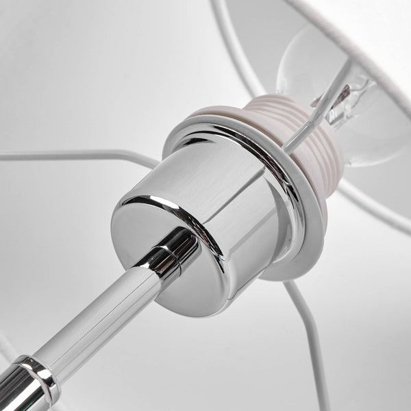 Nahaufnahme einer verchromten Lampenfassung mit weißem Schraubring und Drahtgestell für den Lampenschirm.