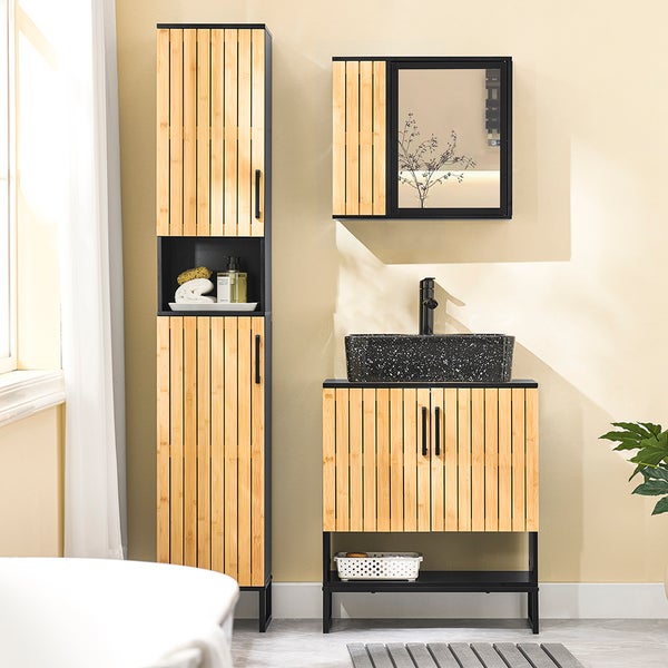 Badezimmer mit Waschtischunterschrank, Spiegelschrank und Hochschrank aus Holz und Metall