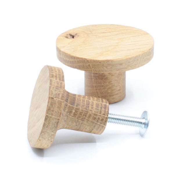 Zwei runde Möbelknöpfe aus Holz mit Schraube