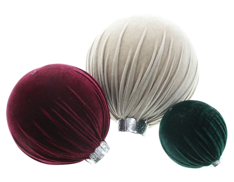 Set mit drei unterschiedlich großen, gerippten Weihnachtsbaumkugeln mit samtartiger Oberfläche und Aufhängung.