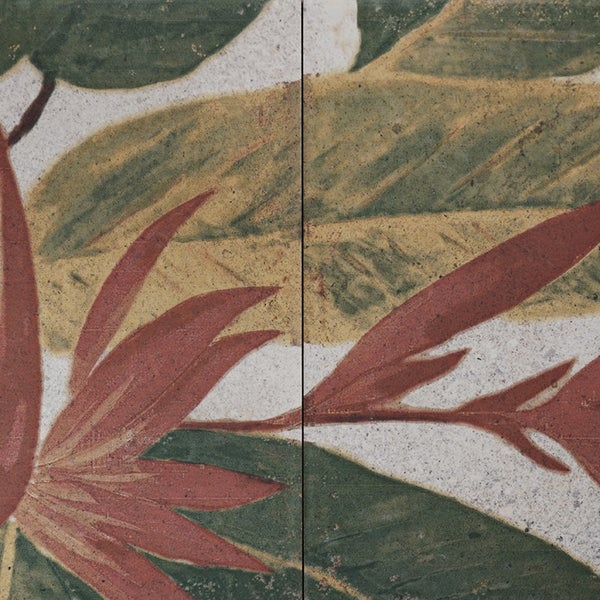 Wandfliese mit botanischem Motiv, florales Muster in gealterter Optik, dekorative Fliese für Innenbereiche