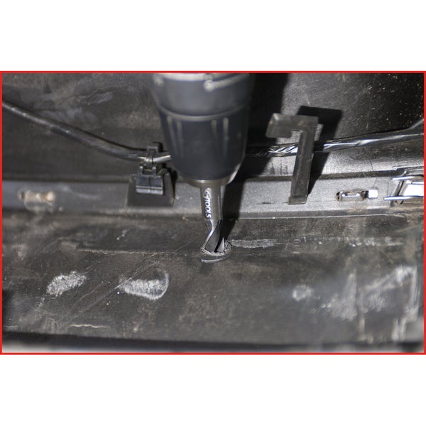 Ein Bohrer bohrt ein Loch in eine Oberfläche.