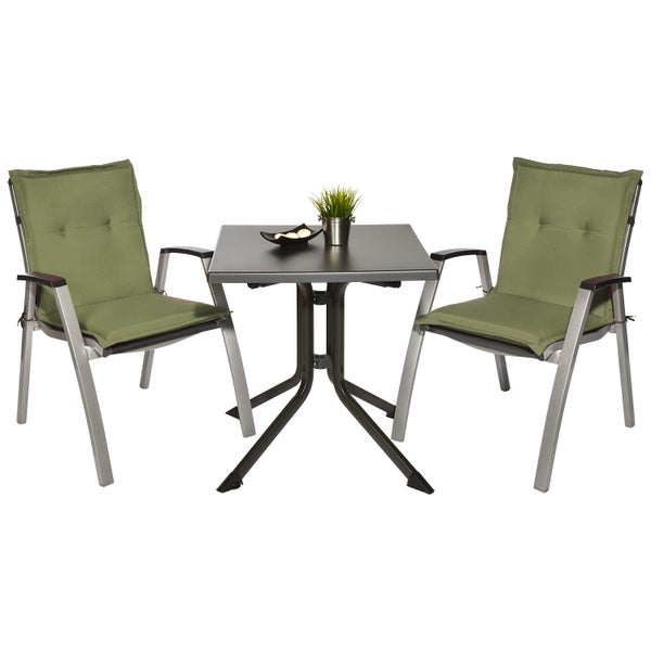 Gartenmöbel-Set mit quadratischem Tisch und zwei Stühlen inklusive grünen Auflagen.