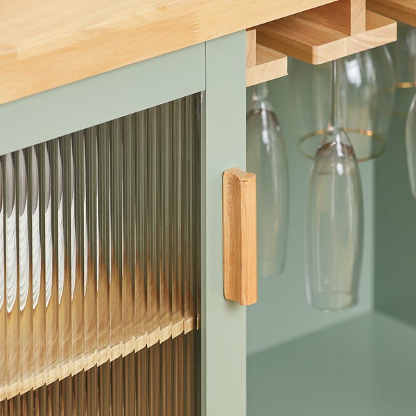 Detailaufnahme eines Schrankes mit Rillenglastür und Gläserhalterung.