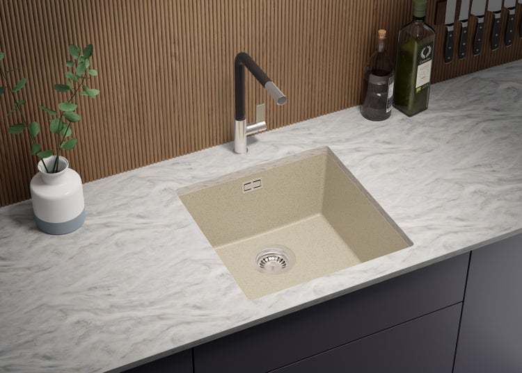 Küchenszene mit Quarzkompositspüle, Wasserhahn und Accessoires auf einer Arbeitsplatte