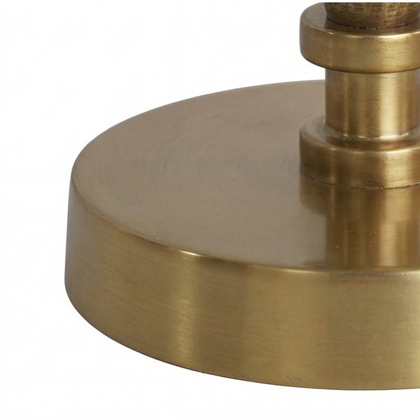 Detailansicht des Sockels einer goldenen Tischleuchte