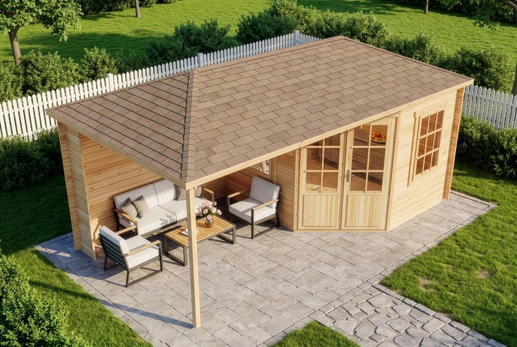 Modernes Gartenhaus aus Holz mit integrierter Terrasse, Walmdach und Doppeltür mit Glaseinsätzen in einem hellen Garten.