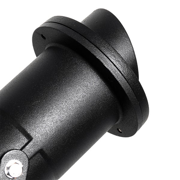 Nahaufnahme einer schwarzen, strukturierten Außenleuchte aus Metall mit Montageflansch.