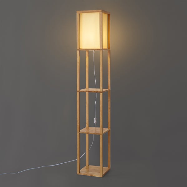 Moderne Stehlampe aus Holz mit integrierten Ablagefächern und einem quadratischen Lampenschirm als dekorative Wohnzimmerbeleuchtung.