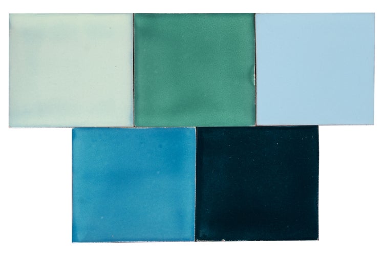 Fünf quadratische Fliesen in verschiedenen Farbtönen