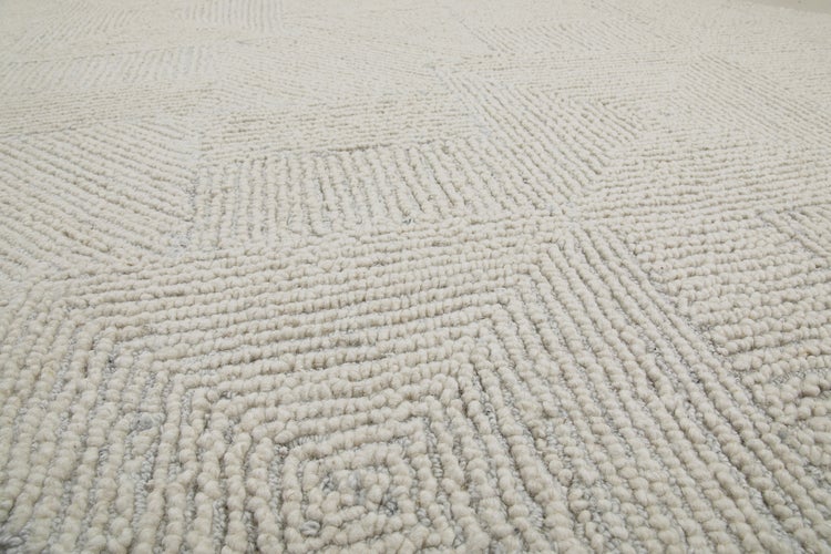 Hellbeiger Teppich mit geometrischem Strukturmuster aus Linien, Schlingenflor.