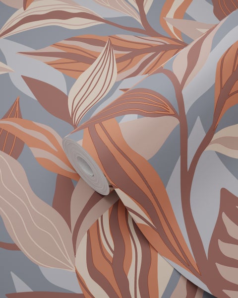 Vliestapete mit abstraktem Blättermuster in Erdtönen und Blau-Grau.