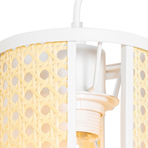 Detailansicht einer Pendelleuchte mit Rattan-Schirm