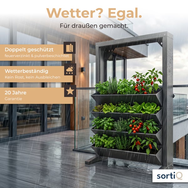 Wetterfester vertikaler Pflanzständer aus feuerverzinktem und pulverbeschichtetem Metall mit vier Pflanzkästen für den Außenbereich und SortiQ Logo.