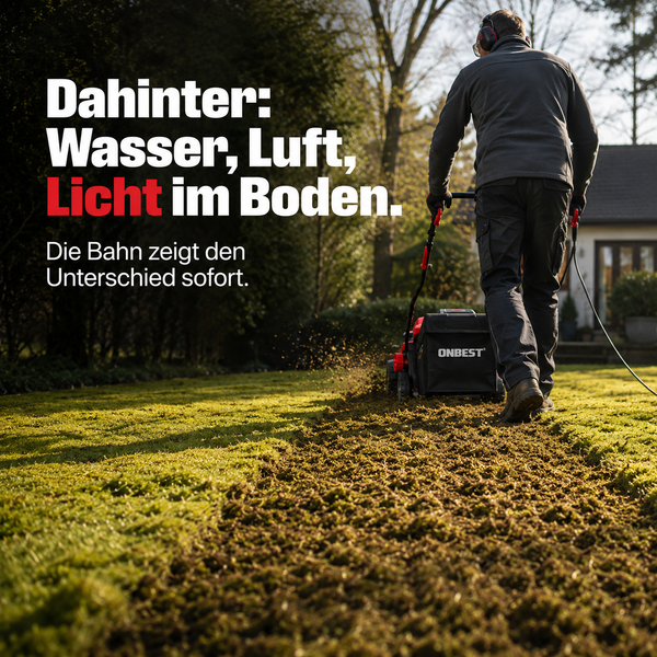 Eine Person verwendet einen Vertikutierer auf einer Rasenfläche, um Moos zu entfernen und den Boden für eine bessere Belüftung zu bearbeiten.