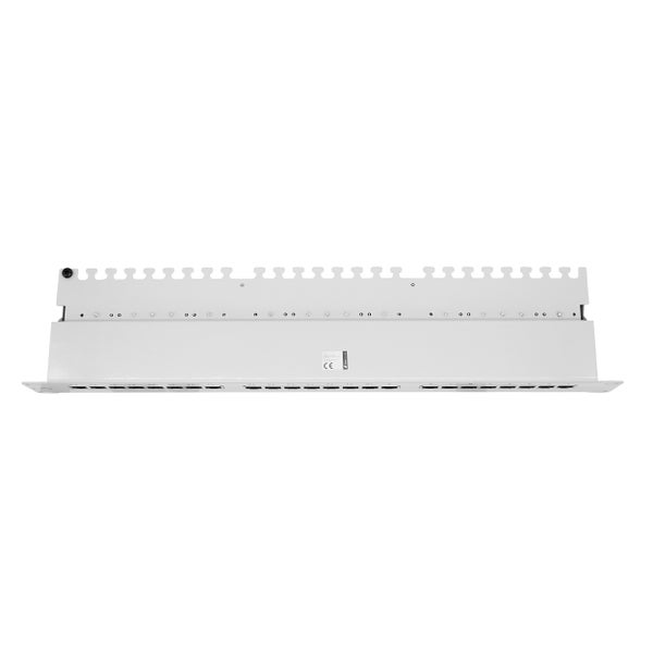 24-Port Patchpanel aus Metall für Netzwerkschränke mit Kabelführungsschiene.