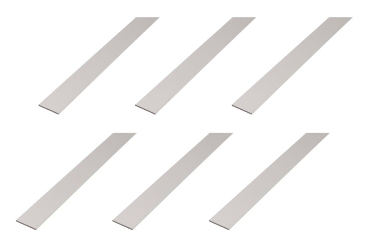 Set aus fuenf Metallflachstangen in rechteckiger Ausfuehrung fuer diverse Heimwerkerarbeiten.