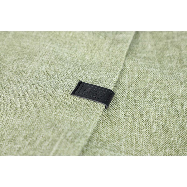 Nahaufnahme eines Stoffes mit Lederetikett und dem Schriftzug Sondershausen Kollektion