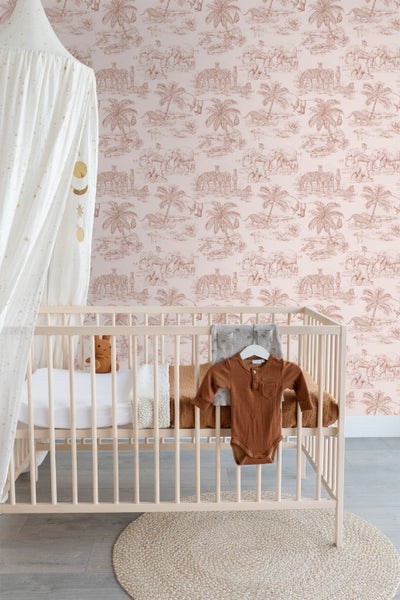 Kinderzimmer mit Babybett, Baldachin und Tapete mit Tiermotiv