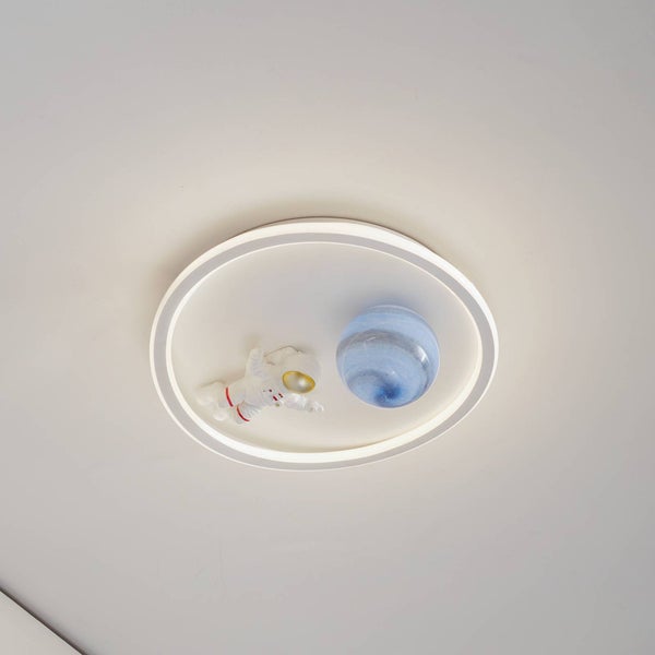 Moderne LED-Deckenleuchte fürs Kinderzimmer im Weltraum-Design mit Leuchtring, Planeten-Modell und Astronautenfigur.