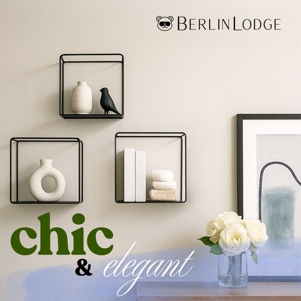 Modernes Interieur mit drei quadratischen Wandregalen aus schwarzem Metall, dekoriert mit Vasen und Büchern, neben einem Blumenstrauß. Berlin Lodge Logo.