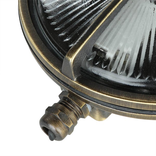 Detailansicht einer runden Außenleuchte im Retrodesign mit geriffeltem Glas