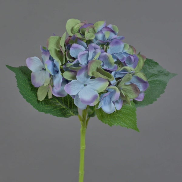 Künstliche Hortensie am Stiel mit blau-violetten Blüten und grünen Blättern.