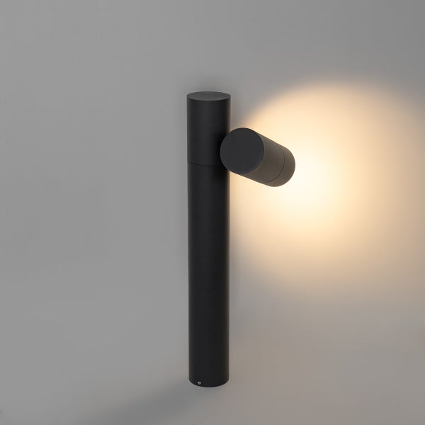 Schwarze Wegeleuchte für den Außenbereich mit schwenkbarem Spot und warmem Licht.