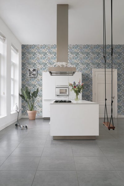Heller Küchenraum mit gemusterter Tapete und Kücheninsel.