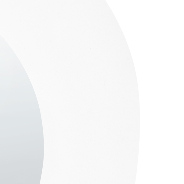 Detailansicht einer weißen, glatten, abgerundeten Oberfläche.