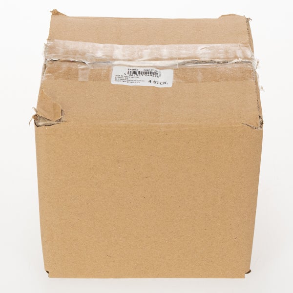 Beschädigter Karton mit Klebeband und Etikett, Inhalt: 4 Stück