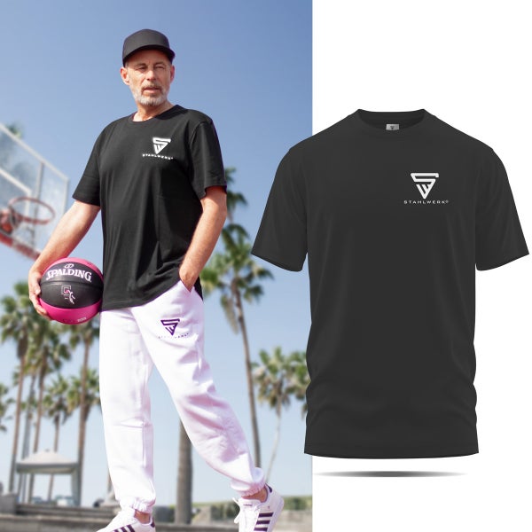 Schwarzes T-Shirt mit Stahlwerk Logo, kombiniert mit weißen Trainingshosen und einem Basketball im Hintergrund.
