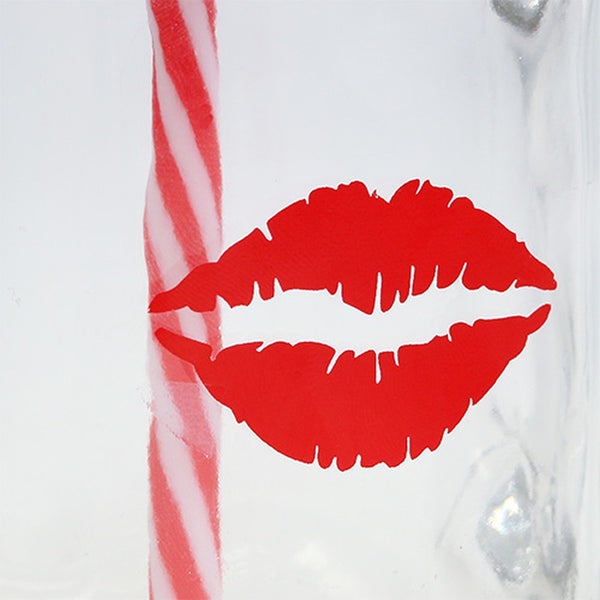 Glas mit Lippenstiftabdruck und Trinkhalm