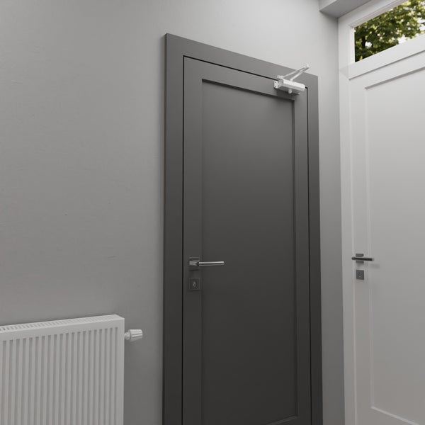 Moderne Innentür mit Türschließer in einem Wohnraum mit Wandheizkörper