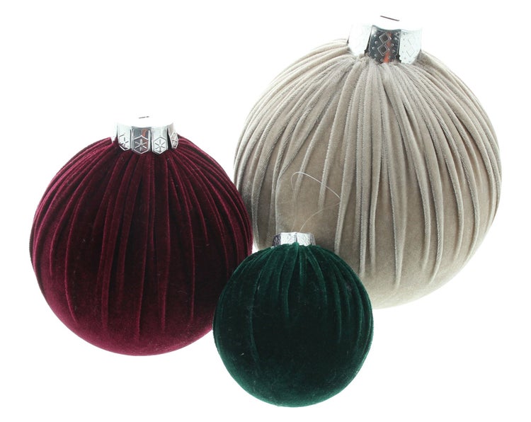 Set mit drei unterschiedlich großen Weihnachtsbaumkugeln aus Samt mit Faltenoptik und Aufhängung