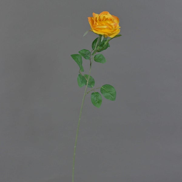 Künstliche Rose am Stiel, orangefarbene Blüte mit grünen Blättern.