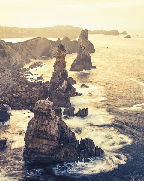 Felsenküste mit Klippen und Brandung