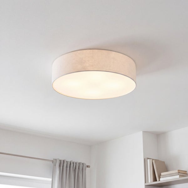 Runde Deckenleuchte mit Stoffschirm in modernem Design für eine gleichmäßige Lichtverteilung an der Zimmerdecke.