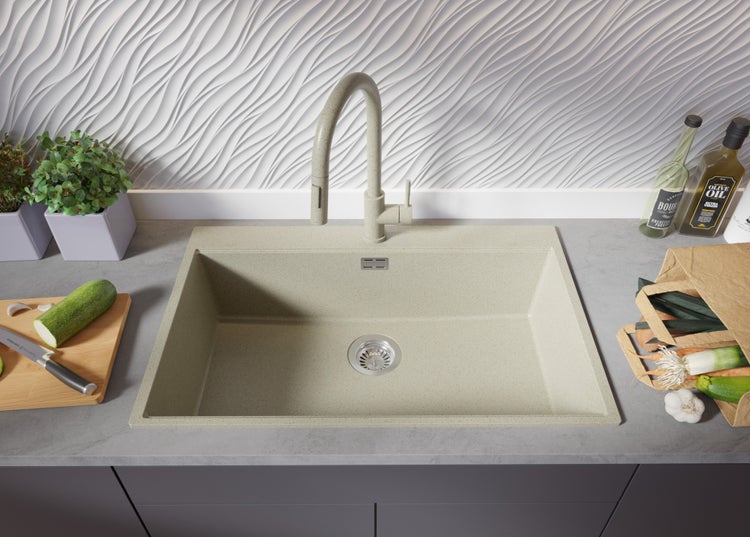 Küchenszene mit einer Spüle aus Stein und einer Armatur