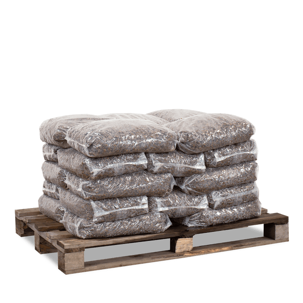 Holzpellets in Säcken gestapelt auf einer Holzpalette.