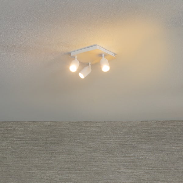 Deckenleuchte mit drei Strahlern an der Decke