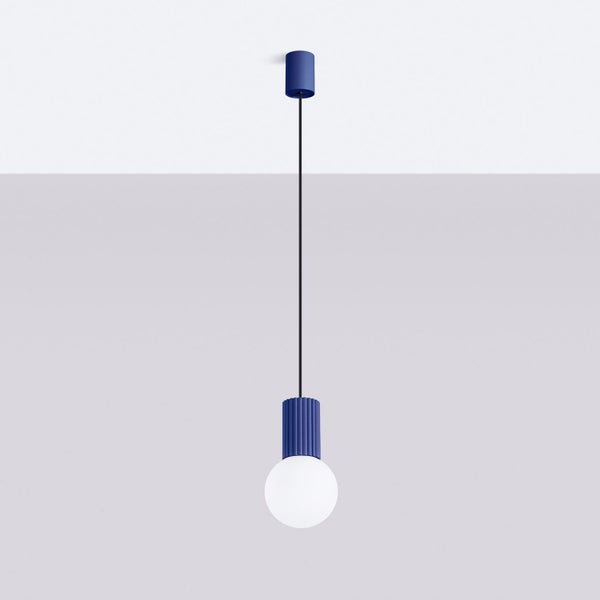 Pendelleuchte in Blau mit geriffelter Fassung, schwarzem Kabel und weißem Kugelleuchtmittel.