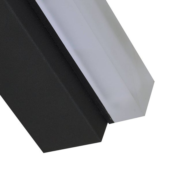 Nahaufnahme einer modernen Wandleuchte mit schwarzem Gehäuse und weißem, lichtdurchlässigem Diffusor.