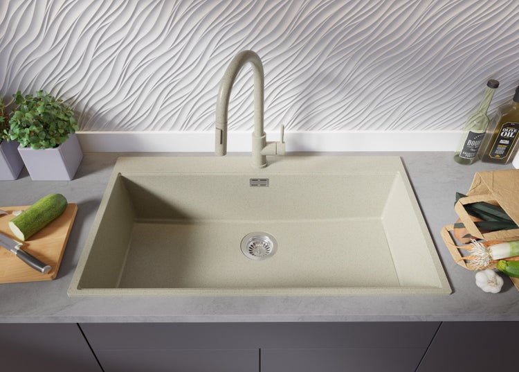 Spüle mit Armatur auf einer Küchentheke mit Gemüse