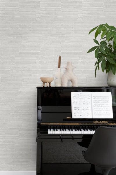 Wohnraum mit Strukturtapete, Klavier und Dekoration